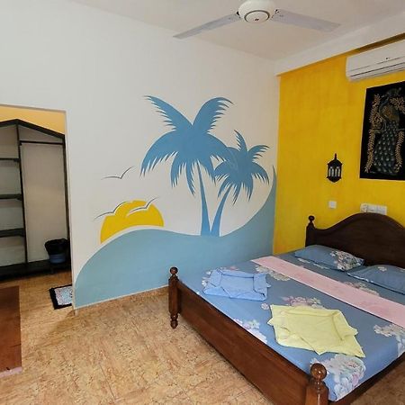 Malika'S Yellow House Hikkaduwa Bagian luar foto