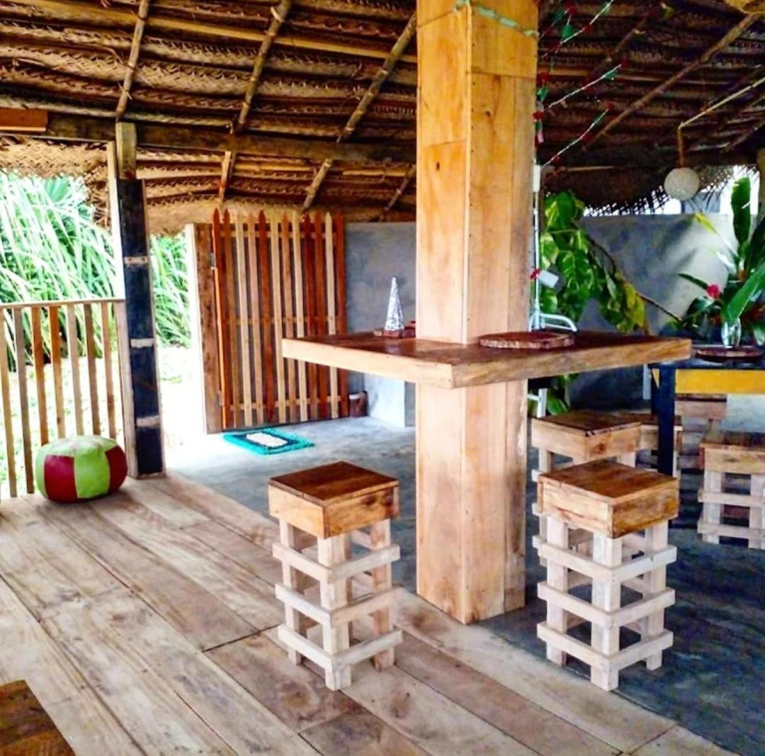 Malika'S Yellow House Hikkaduwa Bagian luar foto