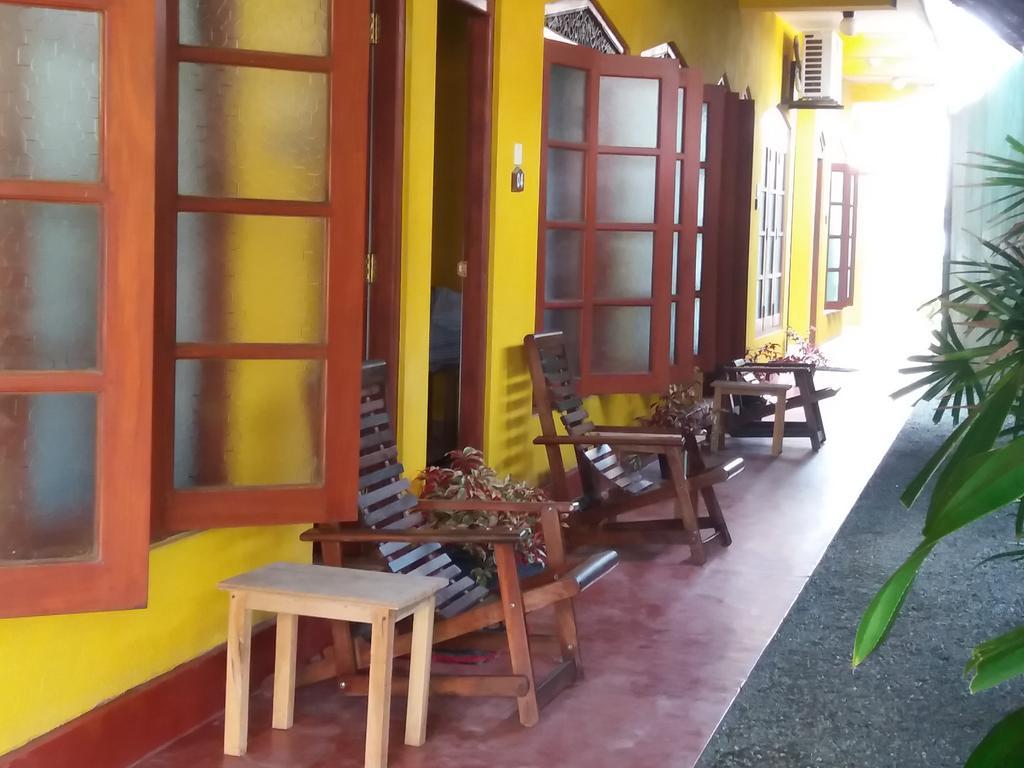 Malika'S Yellow House Hikkaduwa Bagian luar foto
