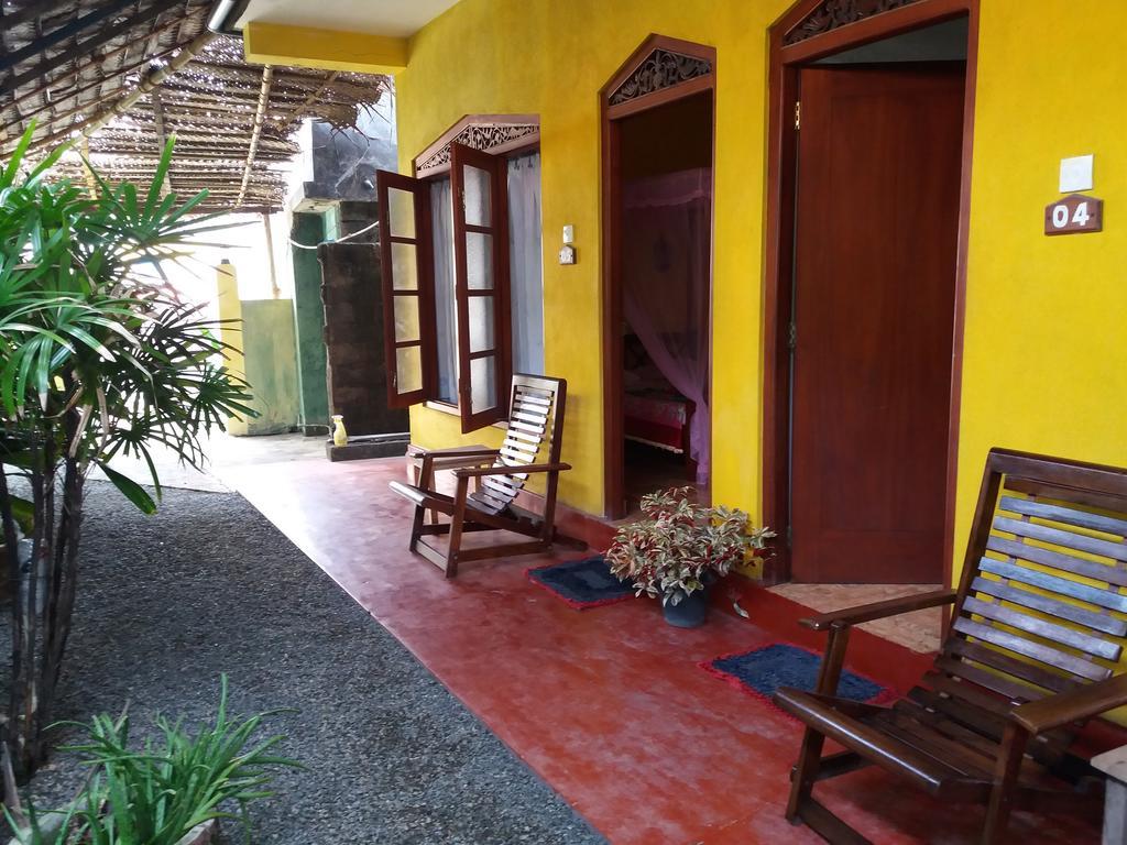 Malika'S Yellow House Hikkaduwa Bagian luar foto